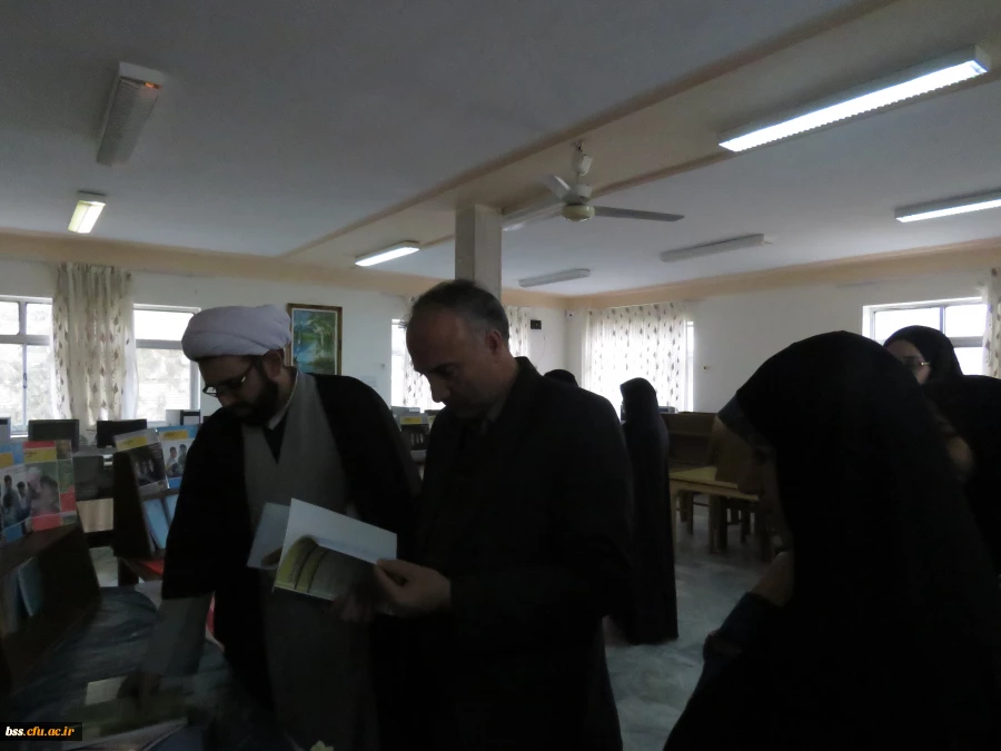 بازدید از نمایشگاه پژوهشی  و فصل نامه های دانشگاه  فرهنگیان توسط سرپرست و معاون آموزشی  پردیس و مسئولان استانی 2