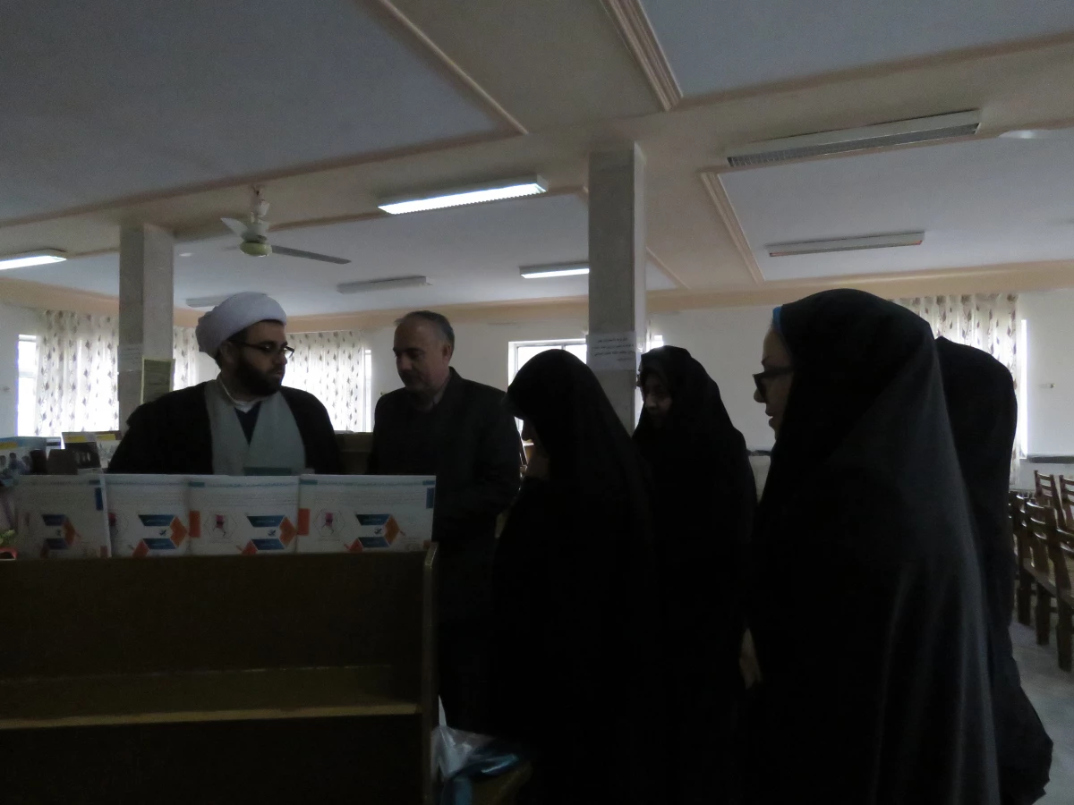 بازدید از نمایشگاه پژوهشی  و فصل نامه های دانشگاه  فرهنگیان توسط سرپرست و معاون آموزشی  پردیس و مسئولان استانی 3
