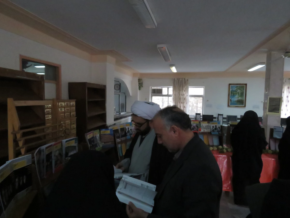 بازدید از نمایشگاه پژوهشی  و فصل نامه های دانشگاه  فرهنگیان توسط سرپرست و معاون آموزشی  پردیس و مسئولان استانی 4