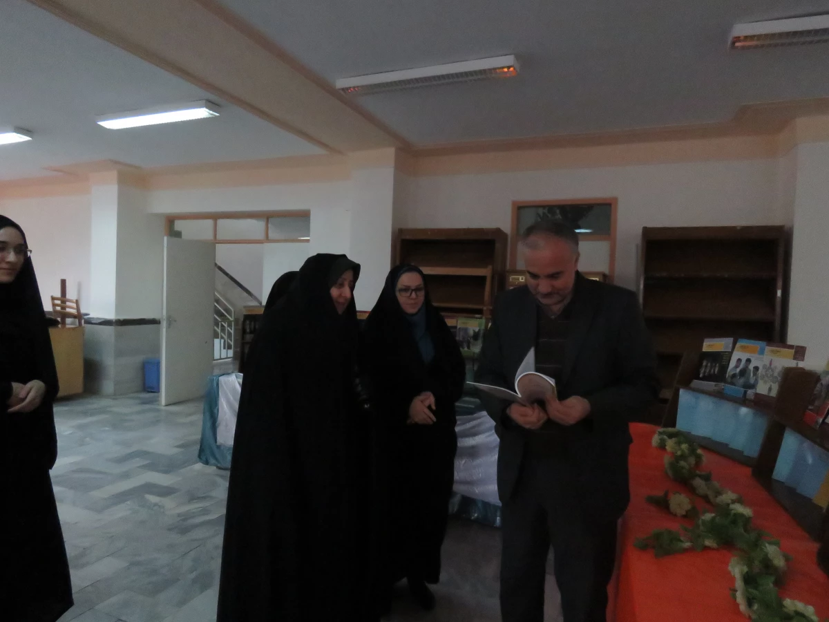 بازدید از نمایشگاه پژوهشی  و فصل نامه های دانشگاه  فرهنگیان توسط سرپرست و معاون آموزشی  پردیس و مسئولان استانی 6