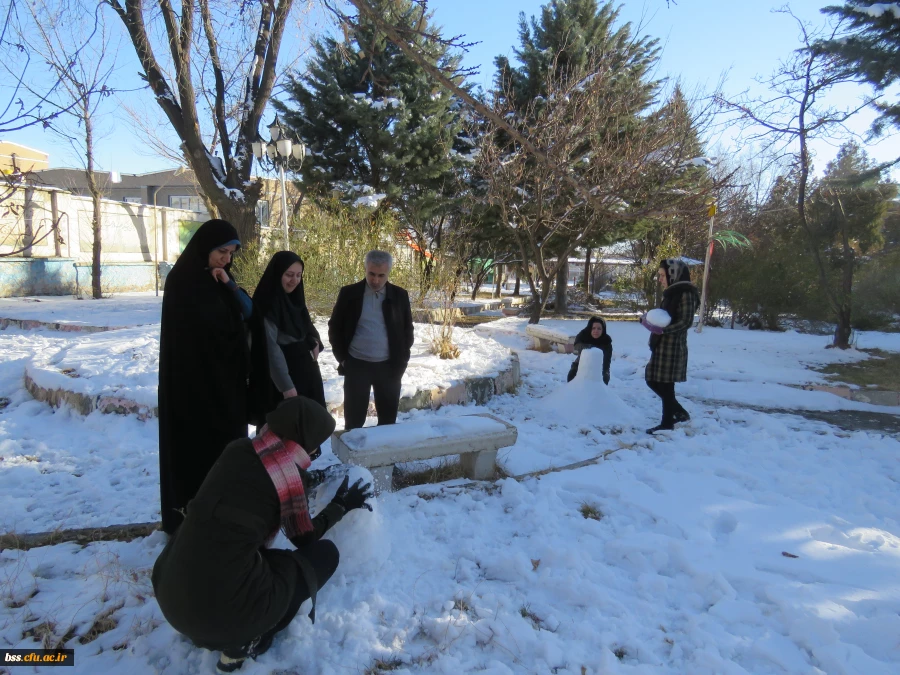 به مناسبت استقبال از بزرگداشت دهه فجر و شادی و شکر گذاری  از بارش نزولات آسمانی برگزار شد :
مسابقه ساخت آدم برفی 2