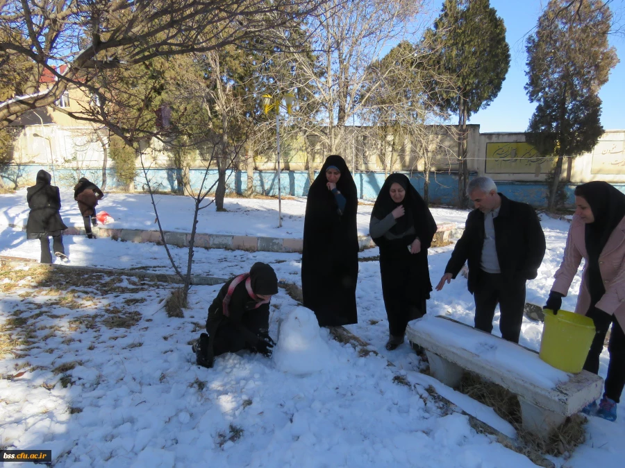 به مناسبت استقبال از بزرگداشت دهه فجر و شادی و شکر گذاری  از بارش نزولات آسمانی برگزار شد :
مسابقه ساخت آدم برفی 3