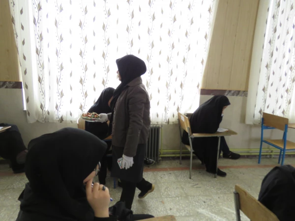 همزمان با یه صدا درآمدن زنگ انقلاب برگزارشد:
پذیرایی از دانشجویان حاضر در جلسه امتحان 3