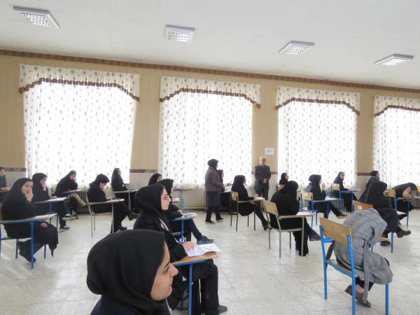 همزمان با یه صدا درآمدن زنگ انقلاب برگزارشد:
پذیرایی از دانشجویان حاضر در جلسه امتحان 2