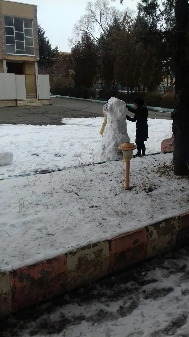 به مناسبت استقبال از  دهه فجر، شادی و شکر گذاری  از بارش نزولات آسمانی برگزار شد :
مسابقه ساخت آدم برفی 3