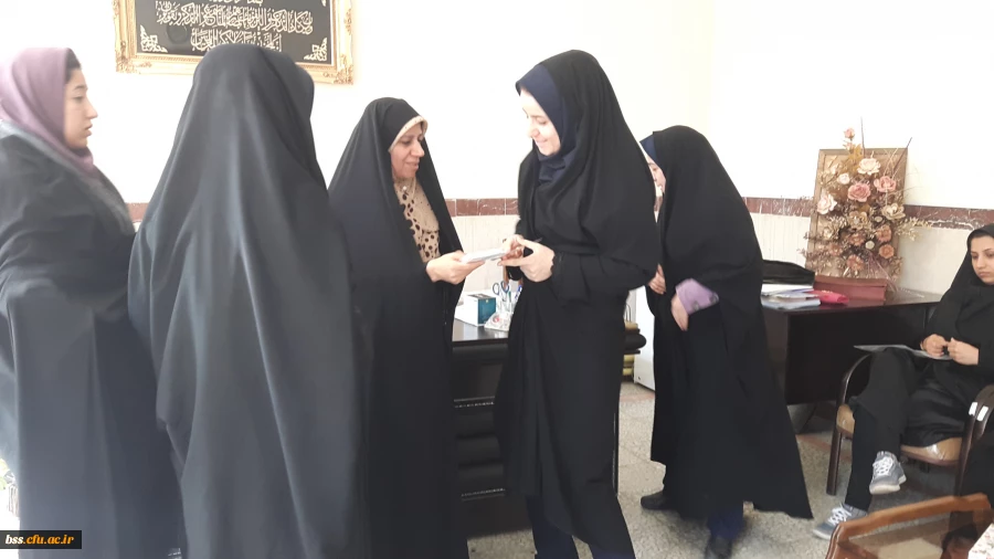 اهداء لوح تقدیربه  برگزیدگان مسابقات    ورزشی و هنری ویژه دهه فجر 4