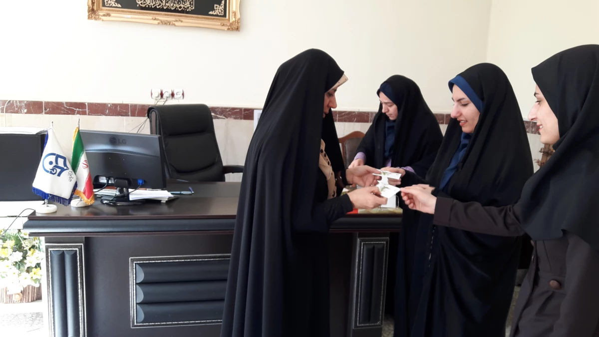 اهداء لوح تقدیربه  برگزیدگان مسابقات    ورزشی و هنری ویژه دهه فجر 5