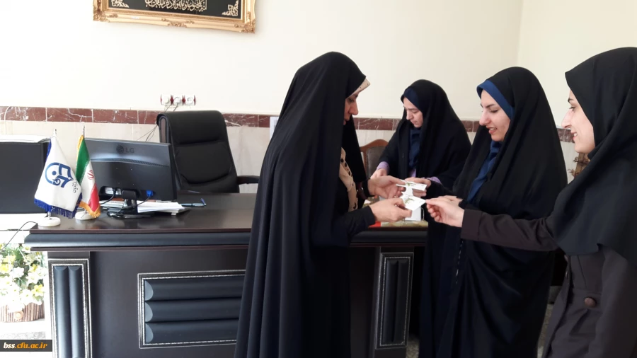 اهداء لوح تقدیربه  برگزیدگان مسابقات    ورزشی و هنری ویژه دهه فجر 5