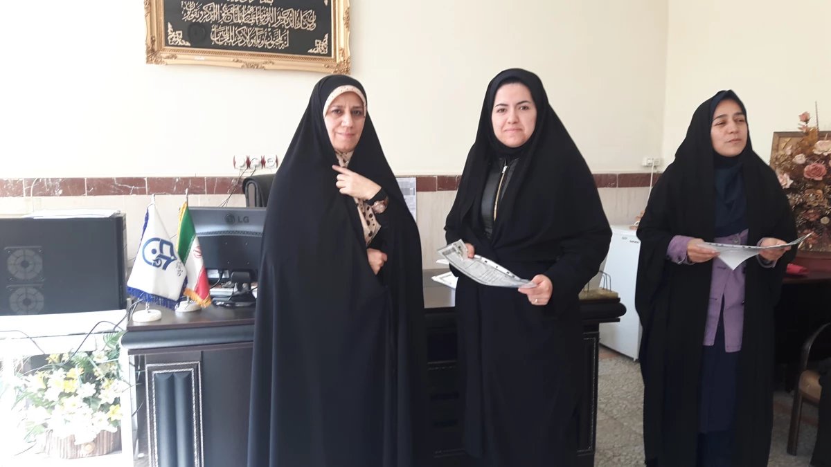 اهداء لوح تقدیربه  برگزیدگان مسابقات    ورزشی و هنری ویژه دهه فجر 6