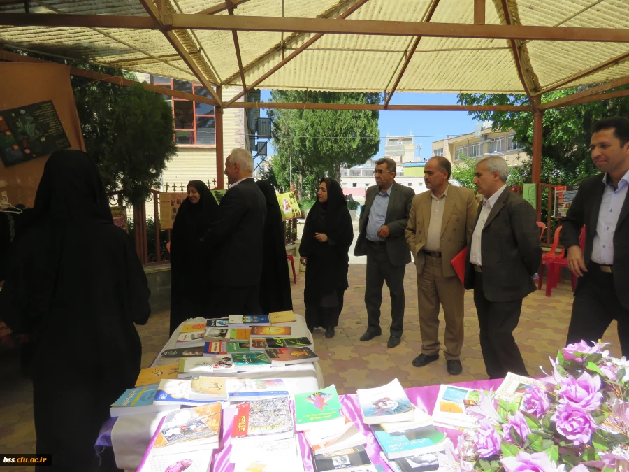 بازدید دکتر معروفی  و هیآت همراه ایشان درا معیت دکتر ظهیری از نمایشگاه جواهرانه به روایت تصویر 7