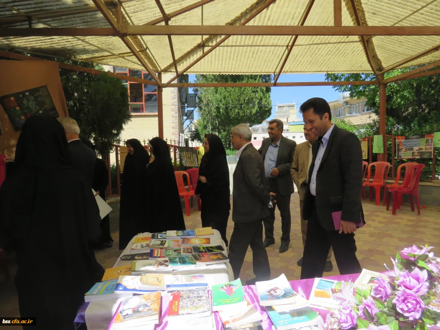 بازدید دکتر معروفی  و هیآت همراه ایشان درا معیت دکتر ظهیری از نمایشگاه جواهرانه به روایت تصویر 8