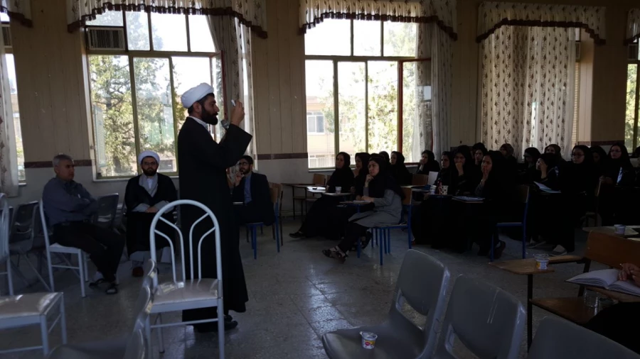 در پردیس بنت الهدی صدر برگزار شد:
دوره آموزش ضمن خدمت سفیران نماز ویژه دانشجویان ورودی 92 2