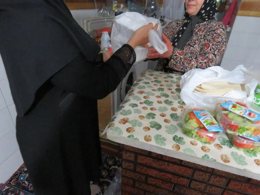 کانو خیریه همدلی برگزار کرد:
توزیع بسته های غذایی  بین ایتام 4
