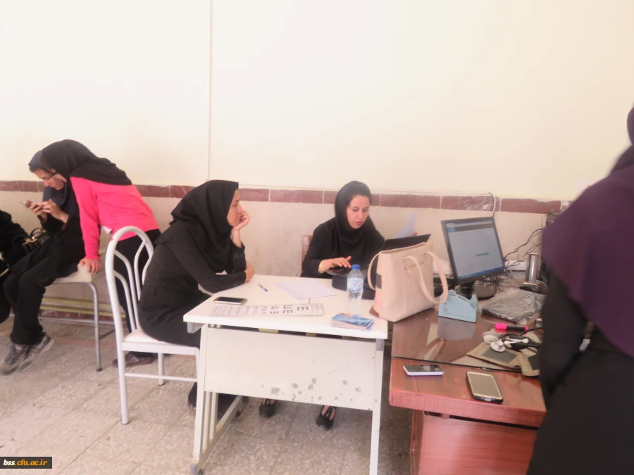 انجام معاینات لازم و تکمیل کارنامه سلامت دانشجویان توسط پزشک پردیس 3