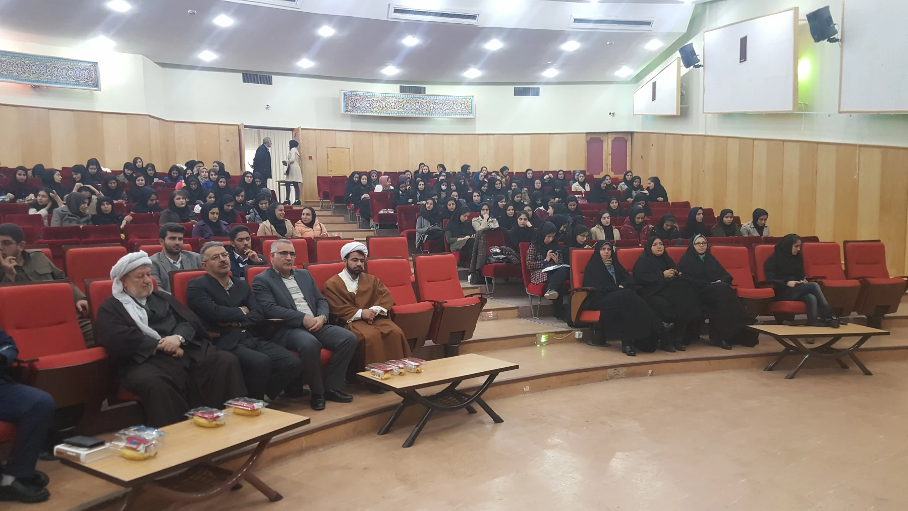 شرکت مسوولان واساتید دانشگاه فرهنگیان در نشست هم اندیشی اساتید دانشگاه کردستان به مناسبت هفته وحدت باسخنرانی حاج آقا شاهرودی  وماموستا قادری 4