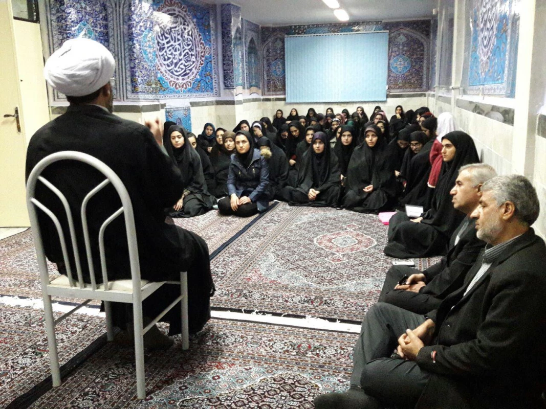 بسیج دانشجویی برگزار کرد .
نشستی با حضور حاج اقا باباشاهی مسئول نماینده ی ولی فقیه در بسبج دانشجویی  4