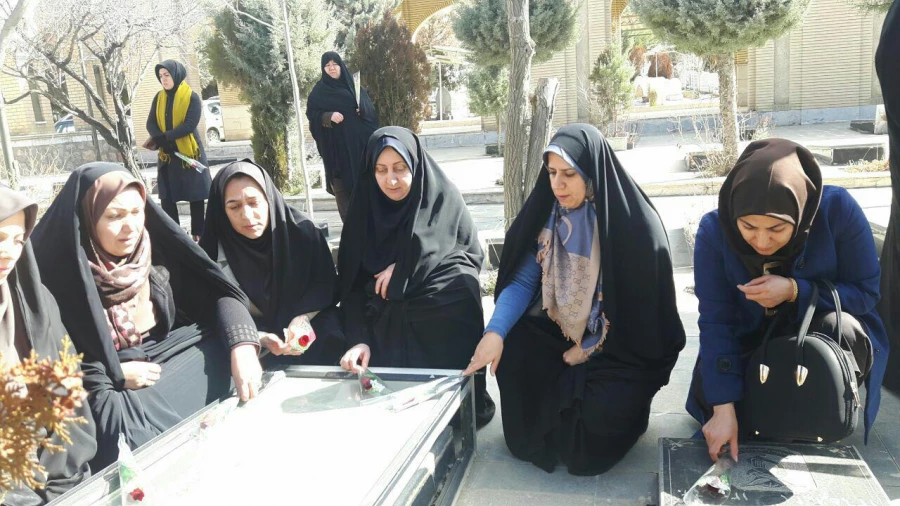 به مناسبت بزگداشت دهه فجر برگزار شد:
غبارروبی و زیارت مزار شهدا 2