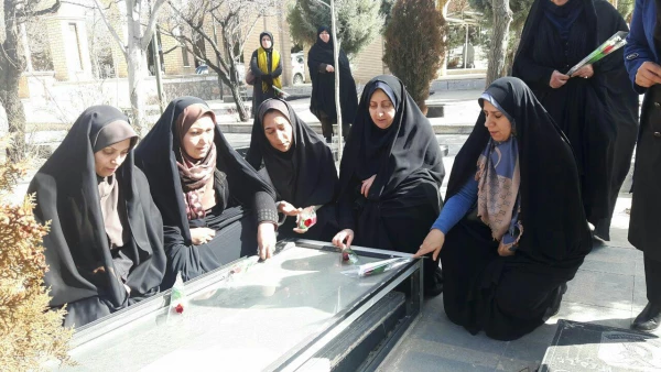 به مناسبت بزگداشت دهه فجر برگزار شد:
غبارروبی و زیارت مزار شهدا 2