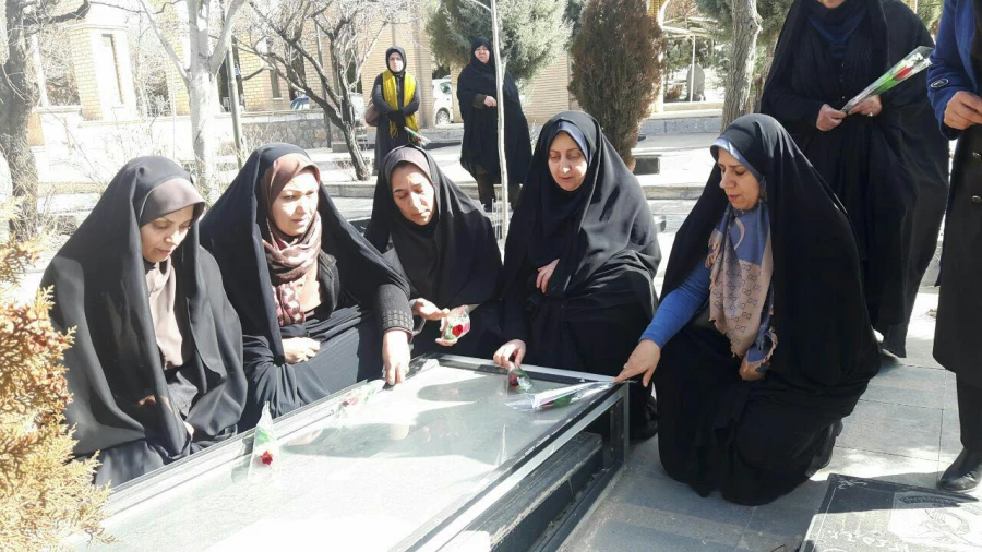 به مناسبت بزگداشت دهه فجر برگزار شد:
غبارروبی و زیارت مزار شهدا 2