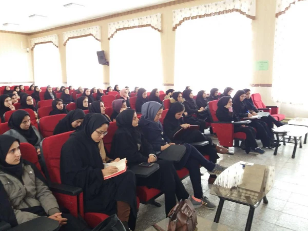 در پردیس بنت الهدی صدر سنندج برگزار شد 
کارگاه پیشگیری و درمان اضطراب جدایی در کودکان با حضور دکتر ویسانی 2