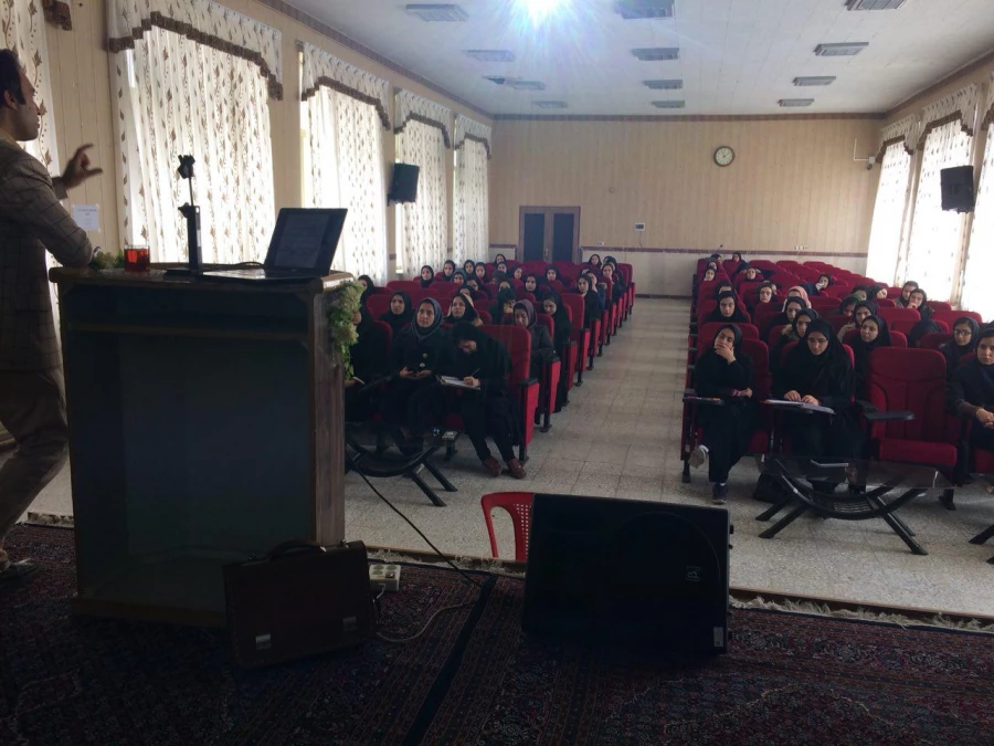 در پردیس بنت الهدی صدر سنندج برگزار شد 
کارگاه پیشگیری و درمان اضطراب جدایی در کودکان با حضور دکتر ویسانی 2