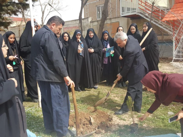 در پردیس بنت الهدی صدر برگزار شد:

مراسن روز درختکاری  2