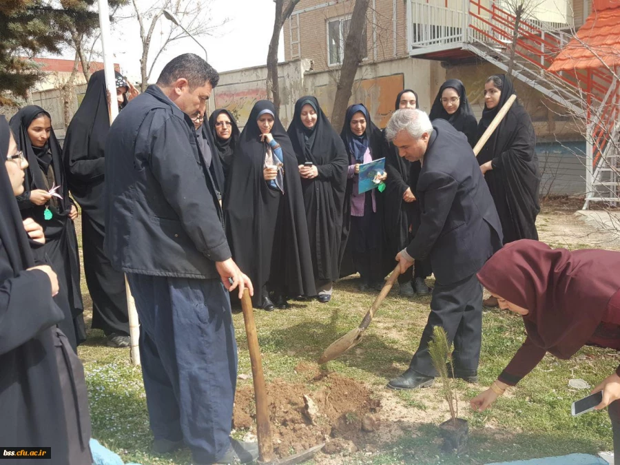 در پردیس بنت الهدی صدر برگزار شد:

مراسن روز درختکاری  2