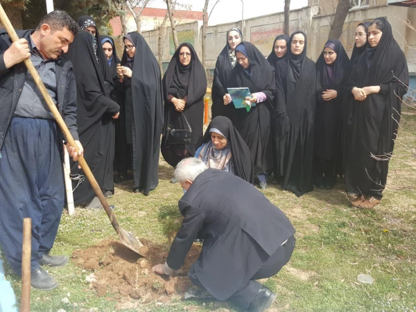 در پردیس بنت الهدی صدر برگزار شد:

مراسن روز درختکاری  2