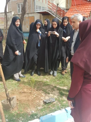 در پردیس بنت الهدی صدر برگزار شد:

مراسن روز درختکاری  2