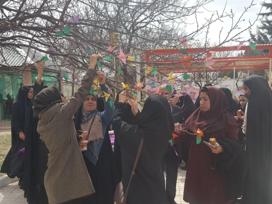 در محوطه پردیس بنت الهدی صدر برگزار گردید: 

برگزاری ایستگاه صلواتی به مناسبت میلاد فاطمه زهرا سلام الله علیها و تولد حضرت امام خمینی(ره) 2