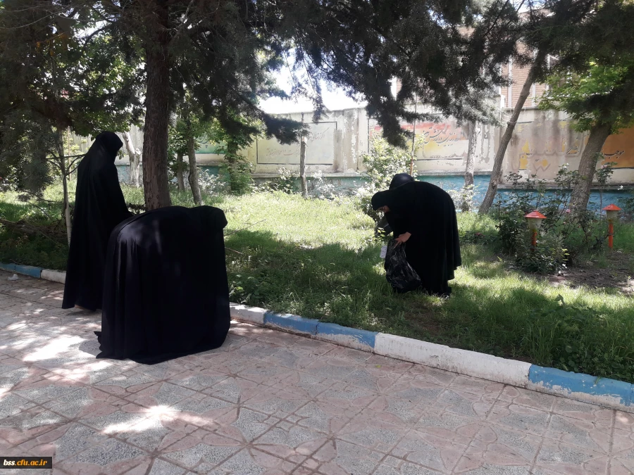 پاکسازی محوطه فضای سبز پردیس  به مناسبت هفته  سراهای  دانشجوئی بروایت تصویر 9