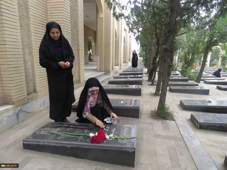 به مناسبت برگداشت سوم خرداد برگزار شد:
غبارروبی مزار شهدا 7