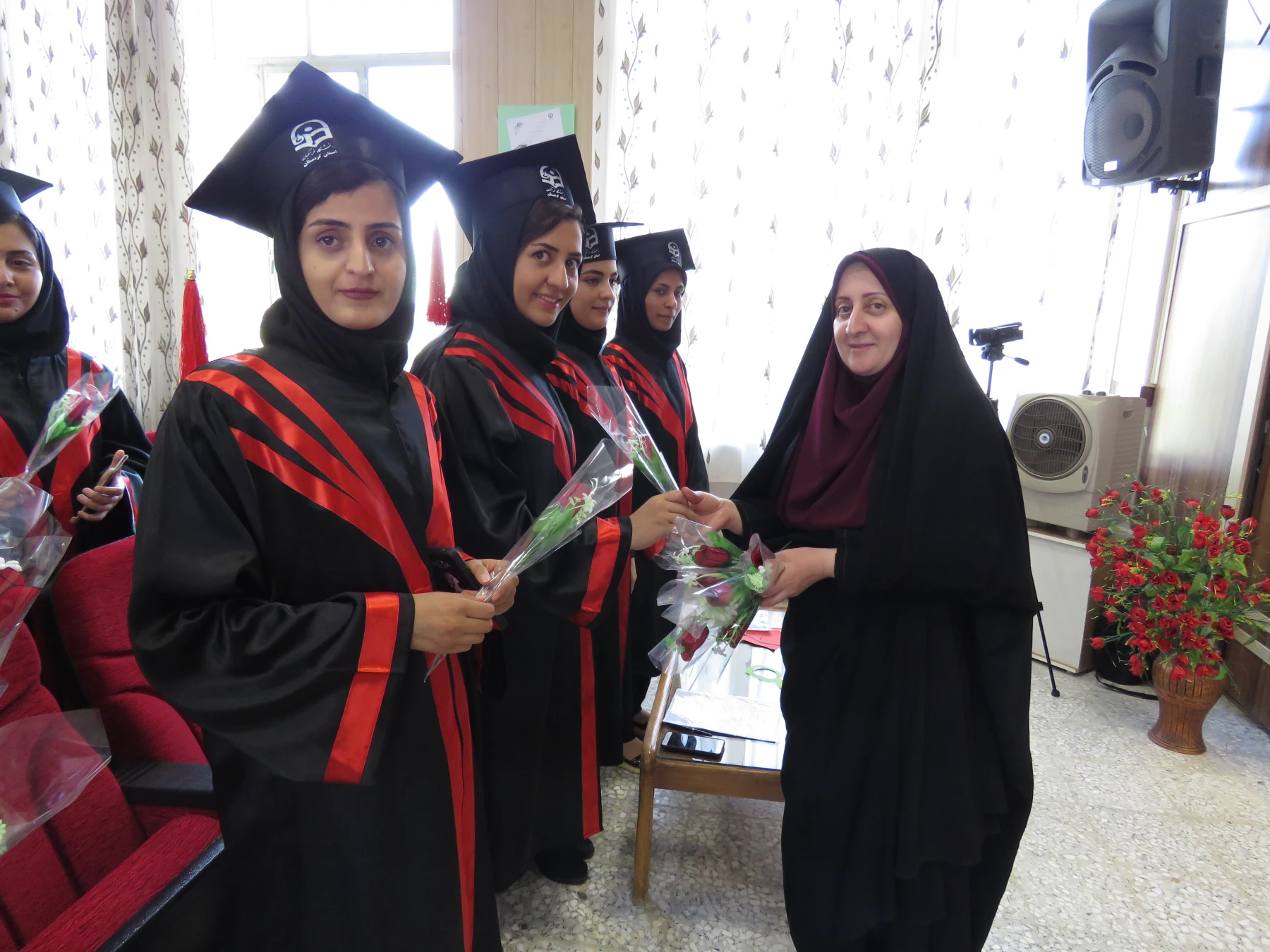 در پردیس بنت الهدی صدر برگزار شد:
سومین جشن دانش آموختگی  برای وردی های 93 4