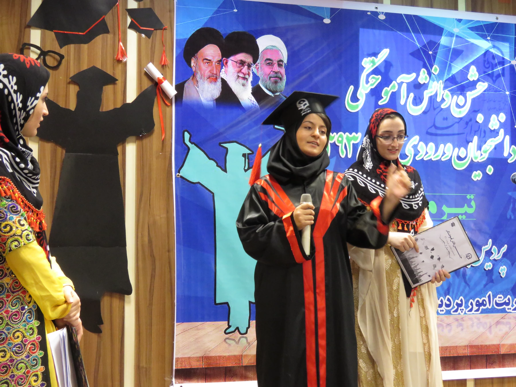 در پردیس بنت الهدی صدر برگزار شد:
سومین جشن دانش آموختگی  برای وردی های 93 10