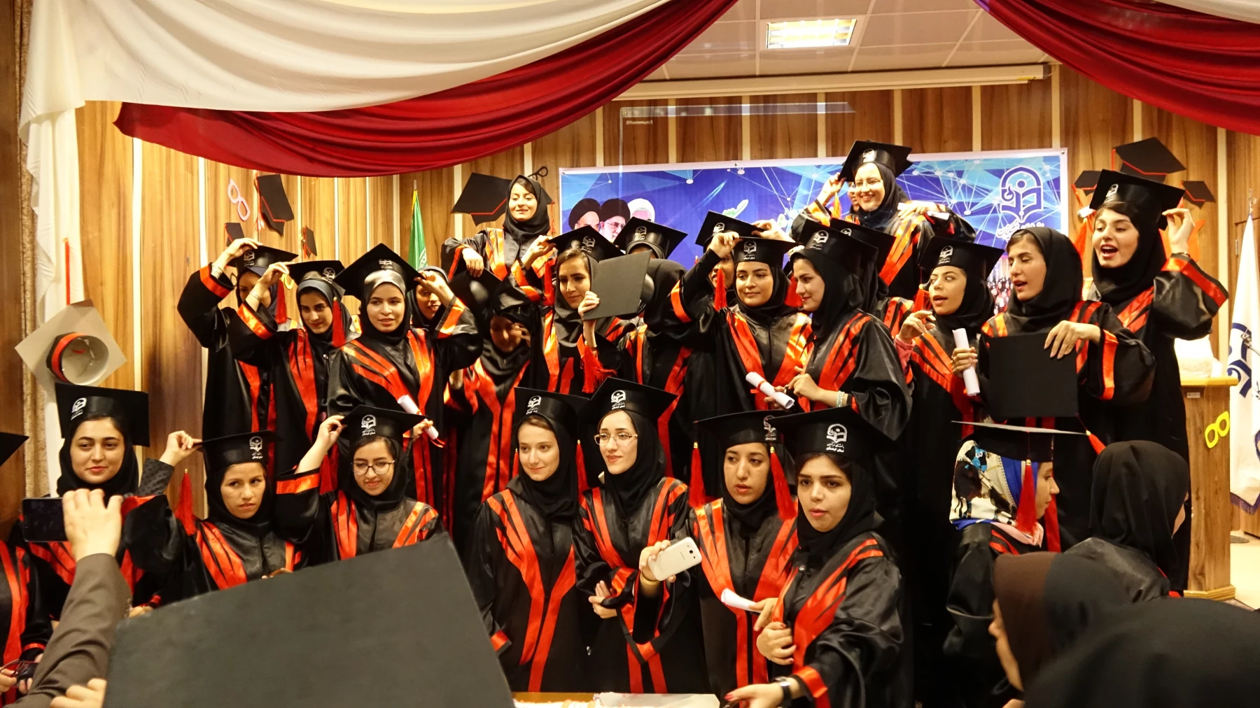 در پردیس بنت الهدی صدر برگزار شد:
سومین جشن دانش آموختگی  برای وردی های 93 17