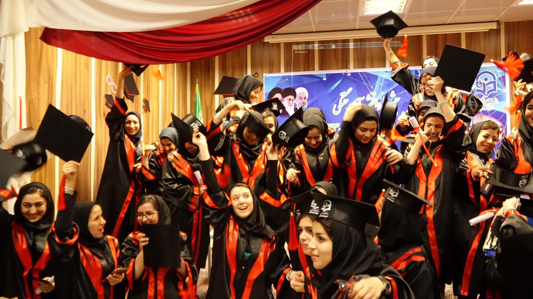 در پردیس بنت الهدی صدر برگزار شد:
سومین جشن دانش آموختگی  برای وردی های 93 18