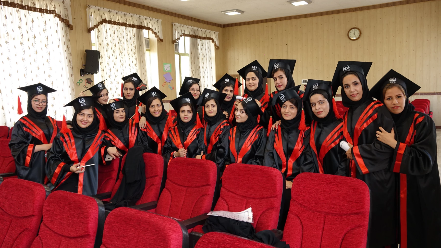 در پردیس بنت الهدی صدر برگزار شد:
سومین جشن دانش آموختگی  برای وردی های 93 20