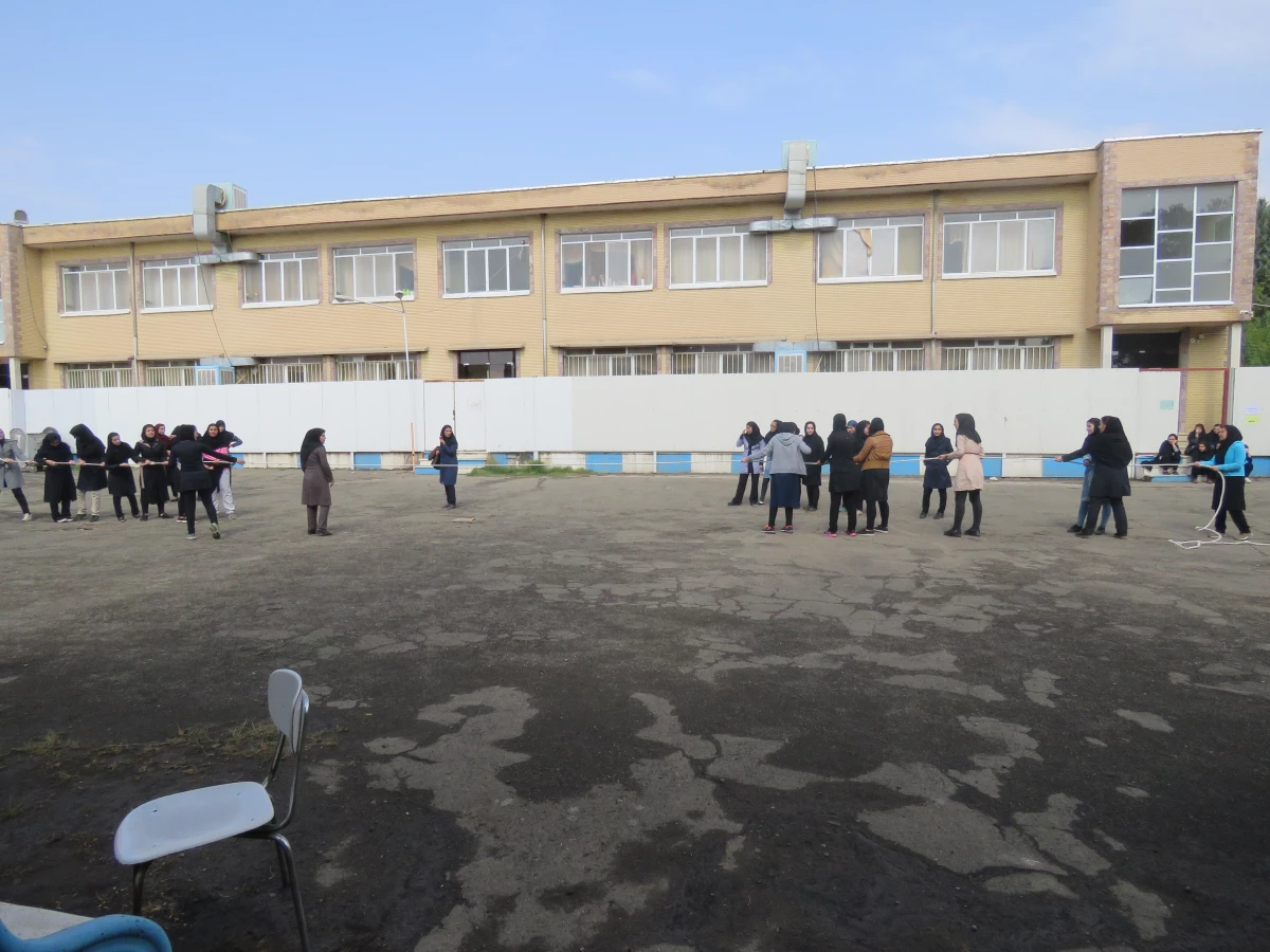 به مناسبت بزرگداشت هفته تربیت بدنی و ورزش برگزار شد 
مسابقات ورزشی طناب کشی، شطرنج و والیبال 4