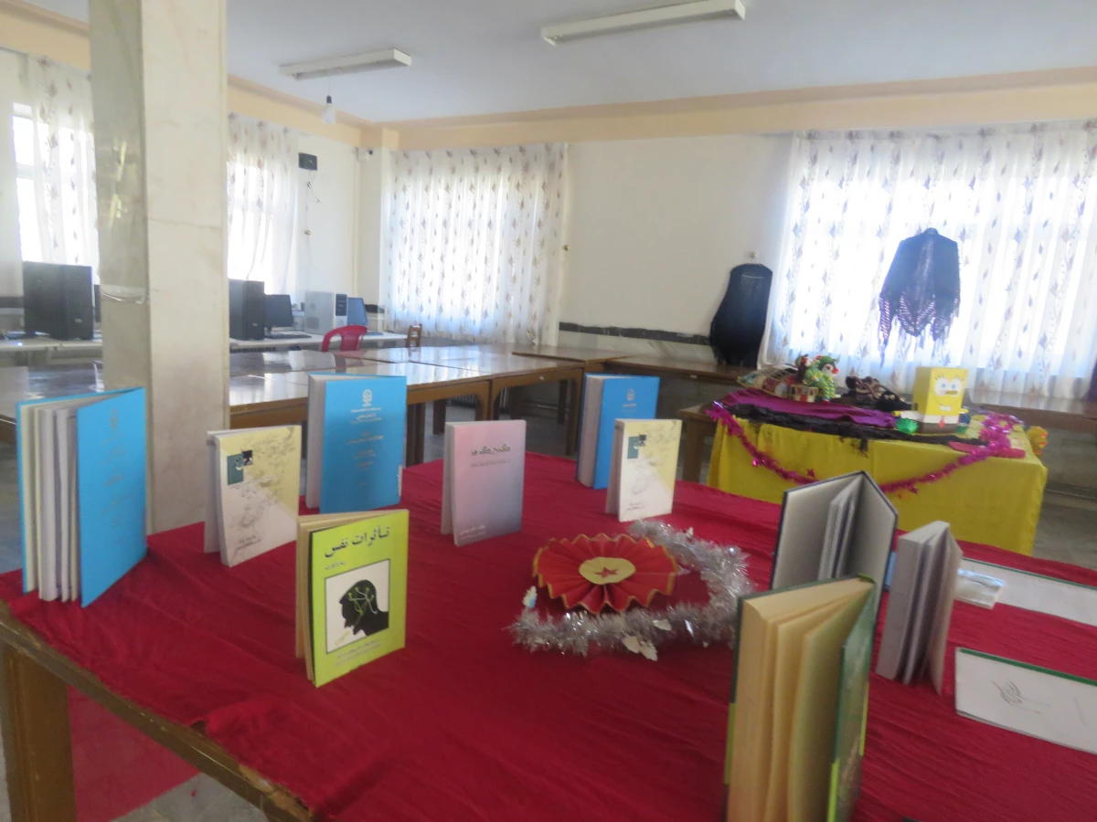 برپایی نمایشگاه آثار ادبی ،هنری، و فعالیت های پژوهشیبه مناسبت هفته پژوهش 4