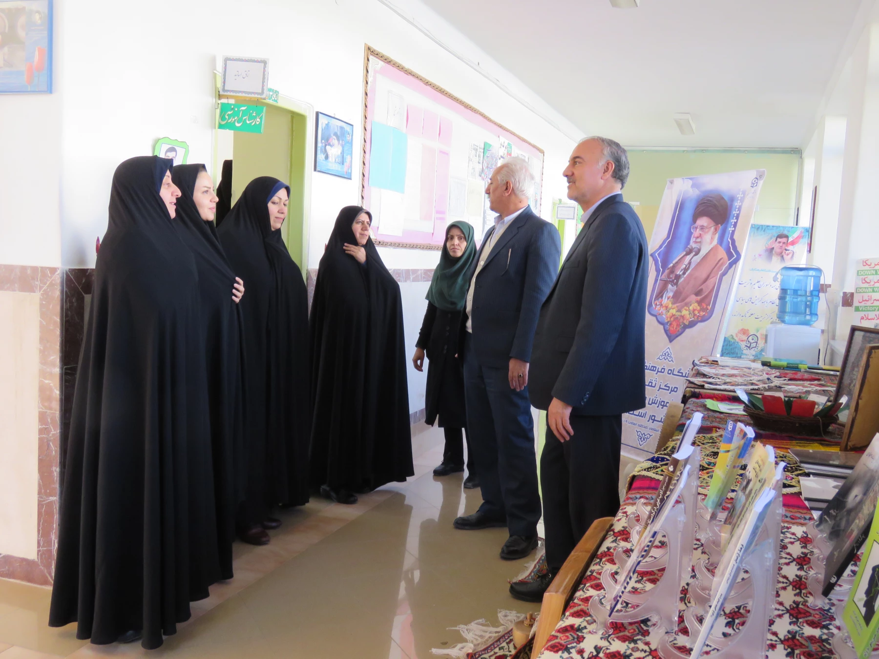 بازدید دکتر معروفی از نمایشگاه بزرگداشت دهه مبارک فجر  2