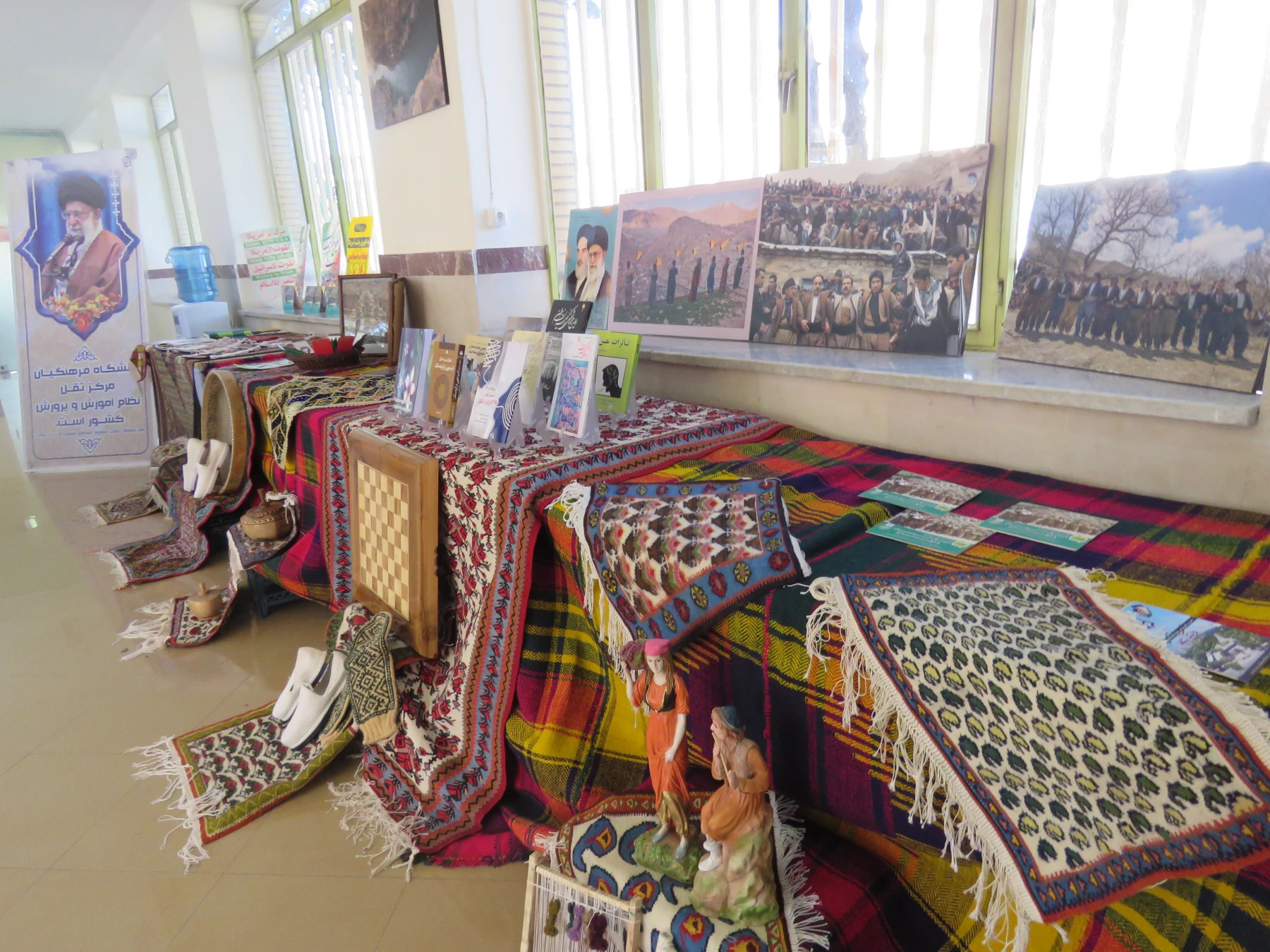 بازدید دکتر معروفی از نمایشگاه بزرگداشت دهه مبارک فجر  3