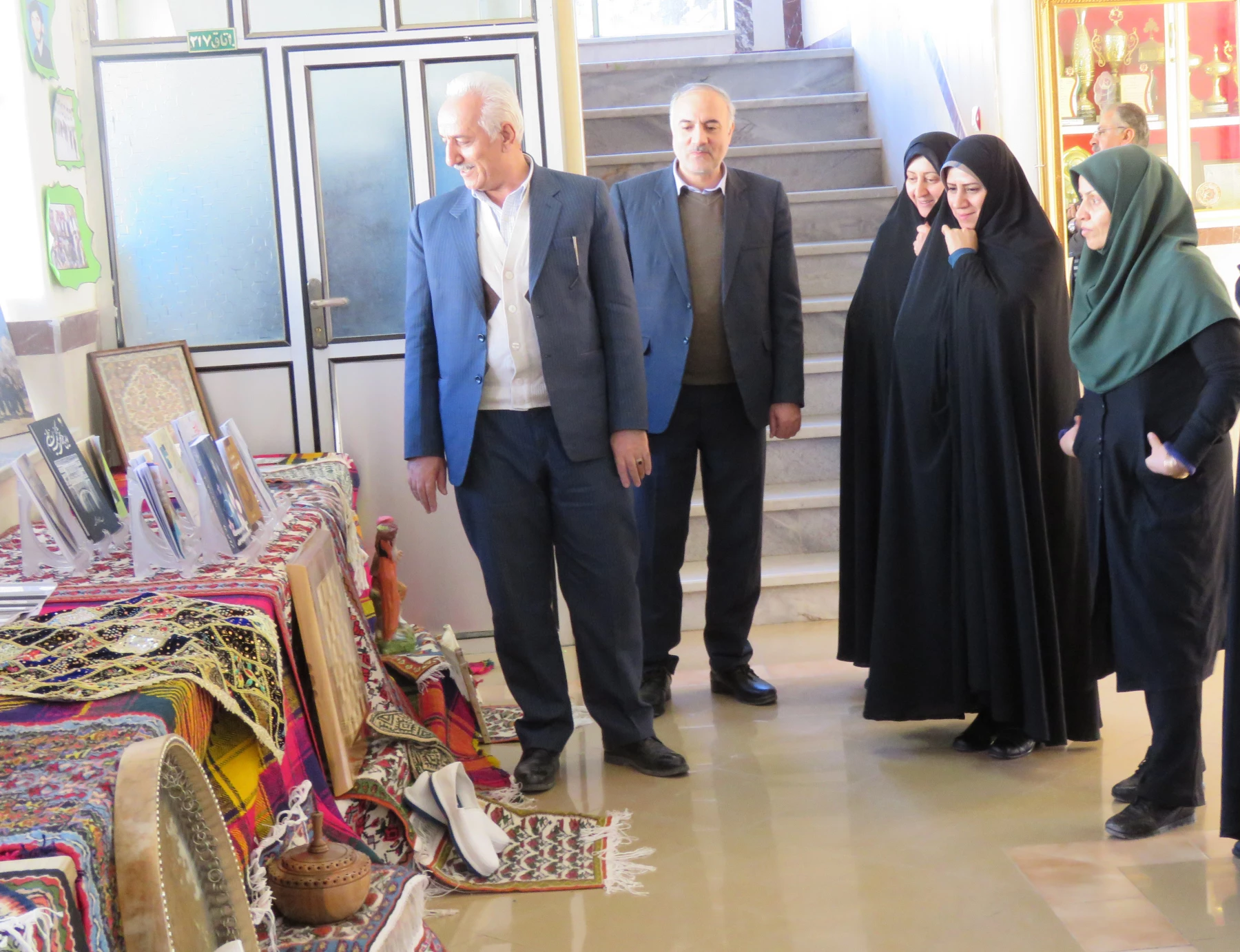 بازدید دکتر معروفی از نمایشگاه بزرگداشت دهه مبارک فجر  4