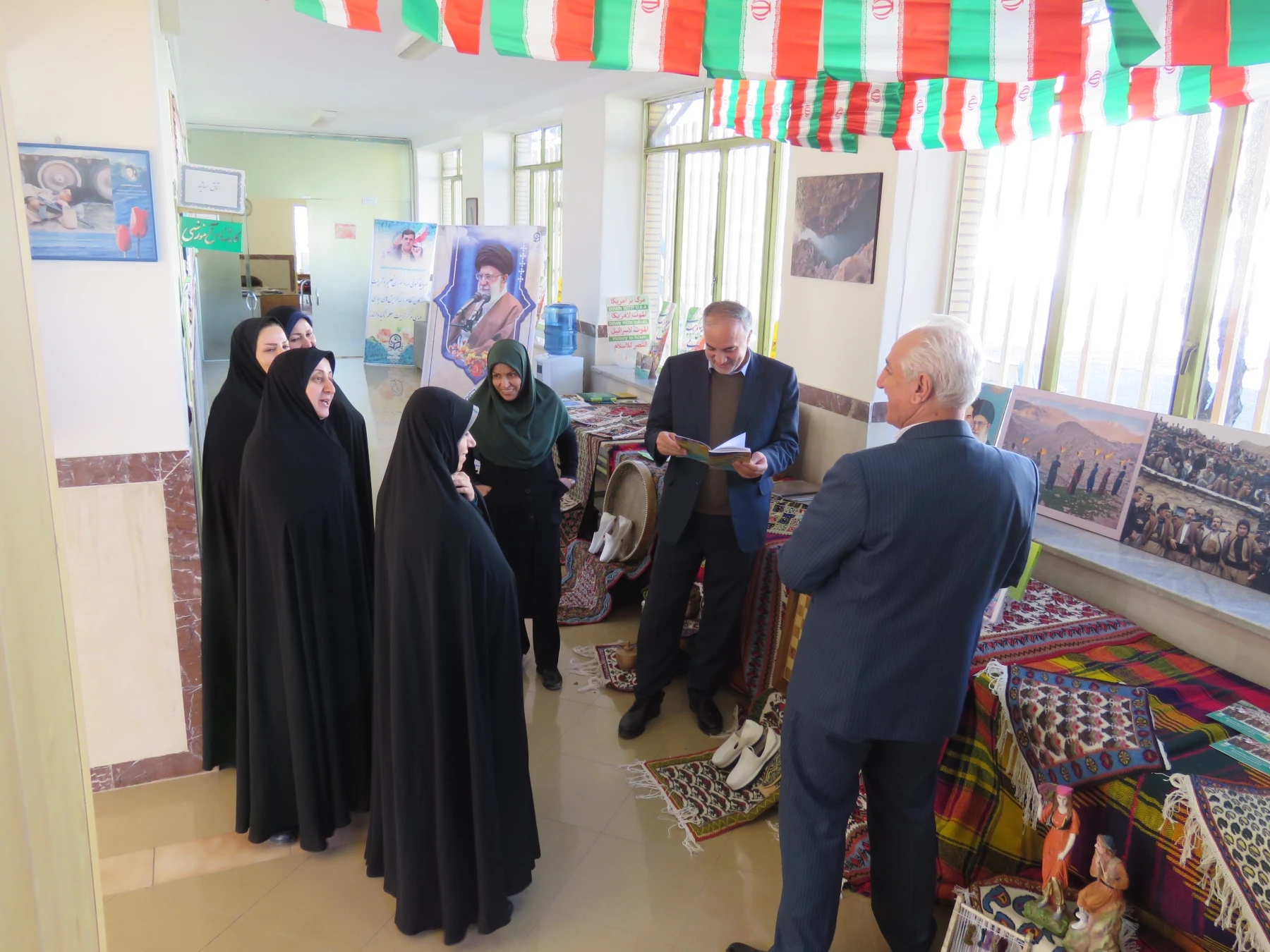 بازدید دکتر معروفی از نمایشگاه بزرگداشت دهه مبارک فجر  5