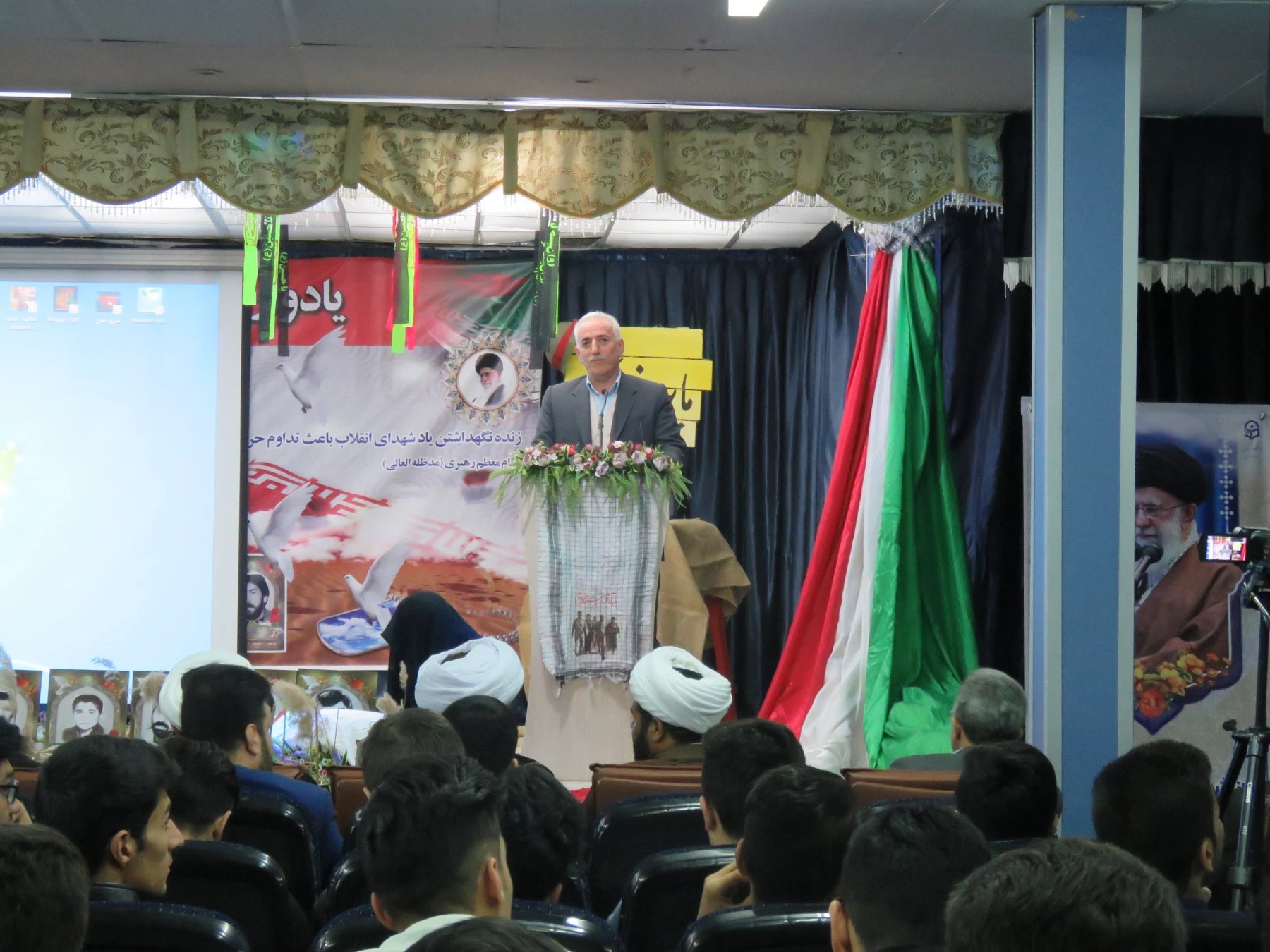 بسیج دانشجویی فزهنگیان پردیس شهید مدرس و بنت الهدی صدر برگزار کرد:
یادواره ی 23شهید فرهنگی استان و شهید فرهنگی طاهر لطفی 3