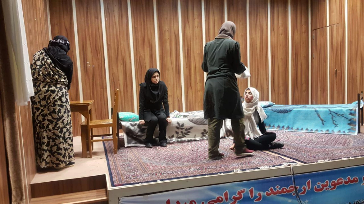 بازید دکتر علی محمدی از پردیس بنت الهدی و دیدن کار تئاتر دانشجویان 8