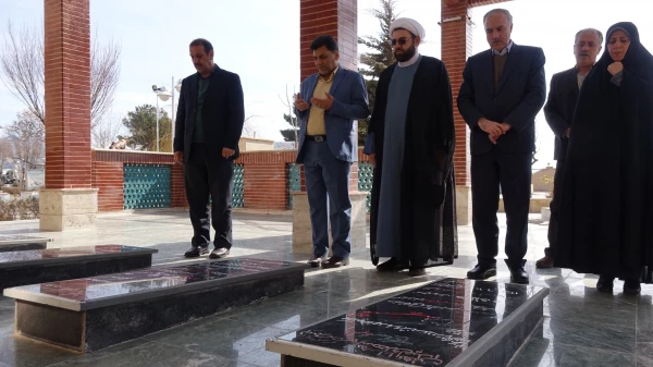 با حضور در یادمان شهدای گمنام سنندج؛
ادای احترام دکتر علی محمدی به شهدای گمنام سنندج 2