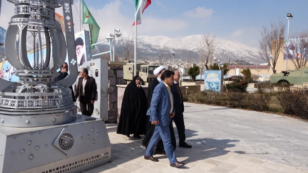 با حضور در یادمان شهدای گمنام سنندج؛
ادای احترام دکتر علی محمدی به شهدای گمنام سنندج 3