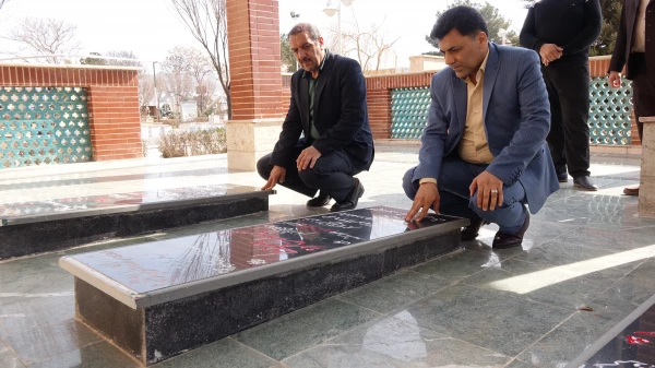 با حضور در یادمان شهدای گمنام سنندج؛
ادای احترام دکتر علی محمدی به شهدای گمنام سنندج 5