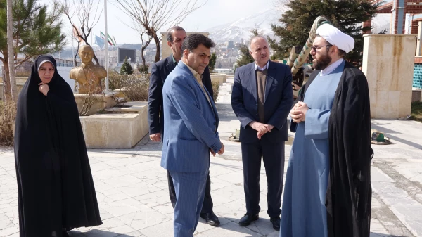 با حضور در یادمان شهدای گمنام سنندج؛
ادای احترام دکتر علی محمدی به شهدای گمنام سنندج 6