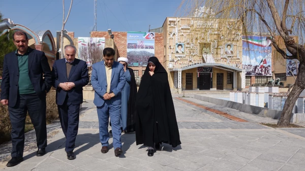 با حضور در یادمان شهدای گمنام سنندج؛
ادای احترام دکتر علی محمدی به شهدای گمنام سنندج 7